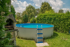 Erfrischung im Stand-up-Pool  im Garten des Naumburger Ferienhauses Brückenhaus Naumburg